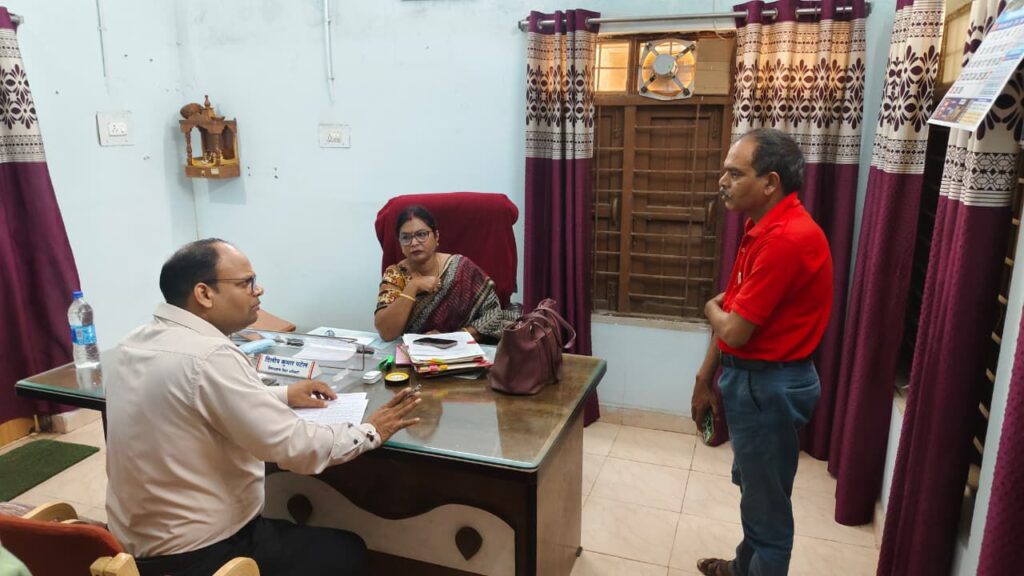 शक्ति के BEO दफ्तर पहुंची जिले की DEO मैडम,कामकाज का किया निरीक्षण, कार्य में लापरवाही बरतने वाले लिपिको को लगाई कड़ी फटकार, जिला शिक्षा अधिकारी का निरीक्षण केवल स्कूलों तक नहीं बल्कि अपने ही कार्यालयो में भी चल रहा लगातार शक्ति के BEO दफ्तर पहुंची जिले की DEO मैडम,कामकाज का किया निरीक्षण, कार्य में लापरवाही बरतने वाले लिपिको को लगाई कड़ी फटकार, जिला शिक्षा अधिकारी का निरीक्षण केवल स्कूलों तक नहीं बल्कि अपने ही कार्यालयो में भी चल रहा लगातार kshititech