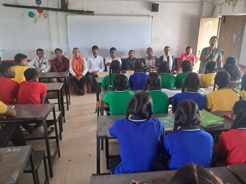 शक्ति जिले के सरकारी स्कूलों में जिला शिक्षा अधिकारी के दिशा निर्देशन में हो रहा सामाजिक अंकेक्षण का कार्य, 8 अक्टूबर को DEO मैडम स्वयं पहुंची स्कूलों में, 20 बिंदुओं पर जन भागीदारी समिति एवं विद्यालय प्रबंधन के सदस्यों के बीच भरा जा रहा प्रपत्र शक्ति जिले के सरकारी स्कूलों में जिला शिक्षा अधिकारी के दिशा निर्देशन में हो रहा सामाजिक अंकेक्षण का कार्य, 8 अक्टूबर को DEO मैडम स्वयं पहुंची स्कूलों में, 20 बिंदुओं पर जन भागीदारी समिति एवं विद्यालय प्रबंधन के सदस्यों के बीच भरा जा रहा प्रपत्र kshititech