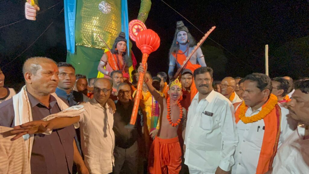 ऐतिहासिक दशहरा मेला- सकरेली कला में विराट दशहरा मेला का हुआ आयोजन,आतिशबाजी के साथ हुआ रावण के पुतले का दहन,लोक कला मंच की प्रस्तुति पर दर्शक हुए मंत्रमुग्ध, सामाजिक कार्यकर्ता रोशन पटेल ने खबर- असत्य पर सत्य की जीत का प्रतीक है दशहरा ऐतिहासिक दशहरा मेला- सकरेली कला में विराट दशहरा मेला का हुआ आयोजन,आतिशबाजी के साथ हुआ रावण के पुतले का दहन,लोक कला मंच की प्रस्तुति पर दर्शक हुए मंत्रमुग्ध, सामाजिक कार्यकर्ता रोशन पटेल ने खबर- असत्य पर सत्य की जीत का प्रतीक है दशहरा kshititech