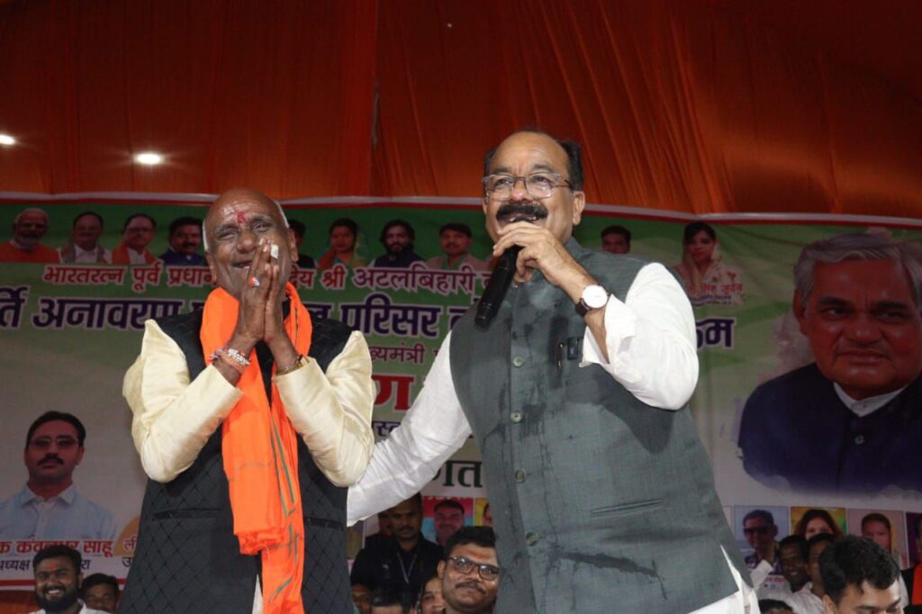 अष्टभुजी के दरबार में डिप्टी सीएम- उप मुख्यमंत्री श्री अरुण साव ने अड़भार में मां अष्टभुजी का किया दर्शन, प्रदेशवासियों के सुख समृद्धि का किया कामना,गांव, गरीब और किसानों की चिंता करने वाले थे भारत रत्न स्व. अटल बिहारी वाजपेयी-उप मुख्यमंत्री अरुण साव,नगर पंचायत अड़भार और डभरा में अटल परिसर का किया लोकार्पण,उप मुख्यमंत्री ने नगर पंचायत अड़भार के लिए 2 करोड़ रुपये और नगर पंचायत डभरा तथा चंद्रपुर में विभिन्न विकास कार्यो के लिए ढाई- ढाई करोड़ रूपये देने की घोषणा अष्टभुजी के दरबार में डिप्टी सीएम- उप मुख्यमंत्री श्री अरुण साव ने अड़भार में मां अष्टभुजी का किया दर्शन, प्रदेशवासियों के सुख समृद्धि का किया कामना,गांव, गरीब और किसानों की चिंता करने वाले थे भारत रत्न स्व. अटल बिहारी वाजपेयी-उप मुख्यमंत्री अरुण साव,नगर पंचायत अड़भार और डभरा में अटल परिसर का किया लोकार्पण,उप मुख्यमंत्री ने नगर पंचायत अड़भार के लिए 2 करोड़ रुपये और नगर पंचायत डभरा तथा चंद्रपुर में विभिन्न विकास कार्यो के लिए ढाई- ढाई करोड़ रूपये देने की घोषणा kshititech