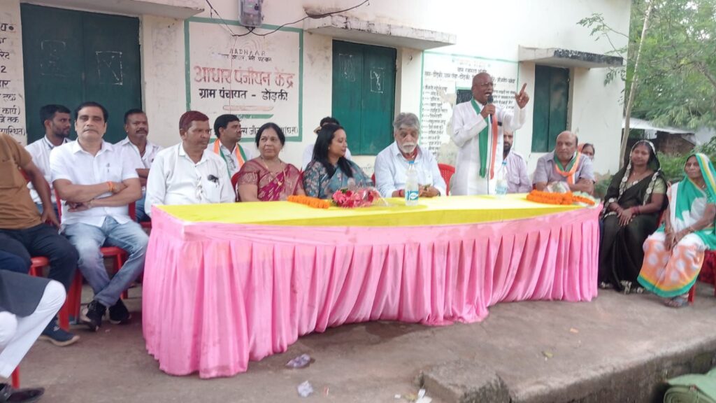 कांग्रेस पार्टी का शक्ति विधानसभा के तुर्रीधाम,बासिन सहित अनेकों गांव में हुआ वोट चोर गद्दी छोड़ हस्ताक्षर अभियान, कांग्रेस कार्यकर्ताओं का अभियान को लेकर उत्साह, सैकड़ो लोगों ने किया हस्ताक्षर, जिला कांग्रेस प्रतिनिधि ठाकुर गुलजार सिंह ने कहा-पूरे देश में अभियान को मिल रहा जनता का समर्थन कांग्रेस पार्टी का शक्ति विधानसभा के तुर्रीधाम,बासिन सहित अनेकों गांव में हुआ वोट चोर गद्दी छोड़ हस्ताक्षर अभियान, कांग्रेस कार्यकर्ताओं का अभियान को लेकर उत्साह, सैकड़ो लोगों ने किया हस्ताक्षर, जिला कांग्रेस प्रतिनिधि ठाकुर गुलजार सिंह ने कहा-पूरे देश में अभियान को मिल रहा जनता का समर्थन kshititech