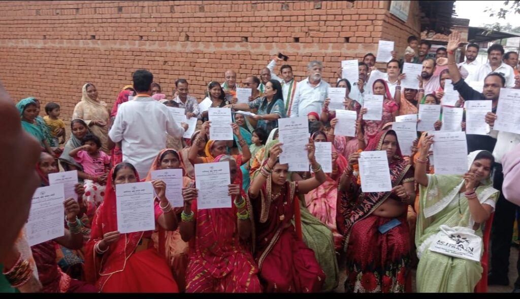 कांग्रेस पार्टी का शक्ति विधानसभा के तुर्रीधाम,बासिन सहित अनेकों गांव में हुआ वोट चोर गद्दी छोड़ हस्ताक्षर अभियान, कांग्रेस कार्यकर्ताओं का अभियान को लेकर उत्साह, सैकड़ो लोगों ने किया हस्ताक्षर, जिला कांग्रेस प्रतिनिधि ठाकुर गुलजार सिंह ने कहा-पूरे देश में अभियान को मिल रहा जनता का समर्थन कांग्रेस पार्टी का शक्ति विधानसभा के तुर्रीधाम,बासिन सहित अनेकों गांव में हुआ वोट चोर गद्दी छोड़ हस्ताक्षर अभियान, कांग्रेस कार्यकर्ताओं का अभियान को लेकर उत्साह, सैकड़ो लोगों ने किया हस्ताक्षर, जिला कांग्रेस प्रतिनिधि ठाकुर गुलजार सिंह ने कहा-पूरे देश में अभियान को मिल रहा जनता का समर्थन kshititech