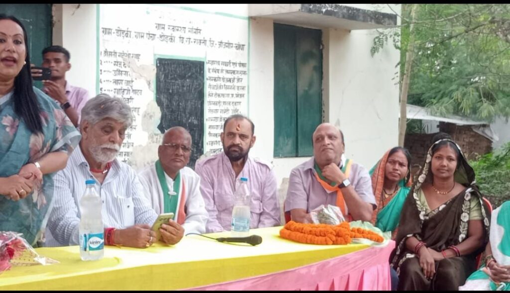 कांग्रेस पार्टी का शक्ति विधानसभा के तुर्रीधाम,बासिन सहित अनेकों गांव में हुआ वोट चोर गद्दी छोड़ हस्ताक्षर अभियान, कांग्रेस कार्यकर्ताओं का अभियान को लेकर उत्साह, सैकड़ो लोगों ने किया हस्ताक्षर, जिला कांग्रेस प्रतिनिधि ठाकुर गुलजार सिंह ने कहा-पूरे देश में अभियान को मिल रहा जनता का समर्थन कांग्रेस पार्टी का शक्ति विधानसभा के तुर्रीधाम,बासिन सहित अनेकों गांव में हुआ वोट चोर गद्दी छोड़ हस्ताक्षर अभियान, कांग्रेस कार्यकर्ताओं का अभियान को लेकर उत्साह, सैकड़ो लोगों ने किया हस्ताक्षर, जिला कांग्रेस प्रतिनिधि ठाकुर गुलजार सिंह ने कहा-पूरे देश में अभियान को मिल रहा जनता का समर्थन kshititech
