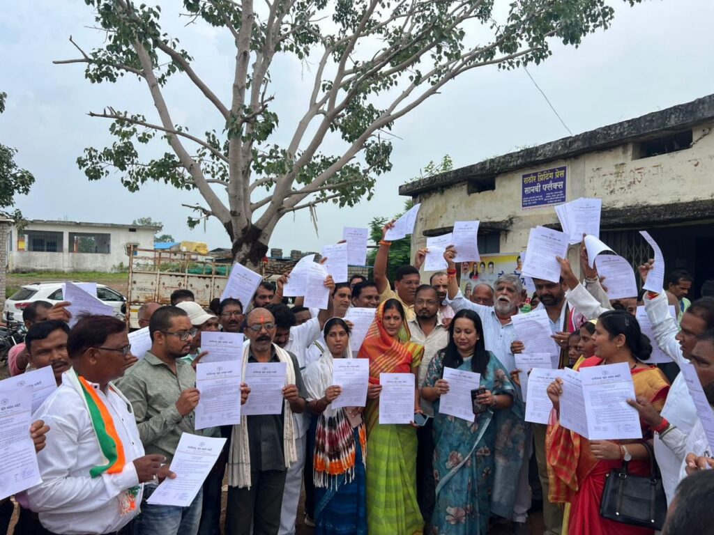 कांग्रेस पार्टी का शक्ति विधानसभा के तुर्रीधाम,बासिन सहित अनेकों गांव में हुआ वोट चोर गद्दी छोड़ हस्ताक्षर अभियान, कांग्रेस कार्यकर्ताओं का अभियान को लेकर उत्साह, सैकड़ो लोगों ने किया हस्ताक्षर, जिला कांग्रेस प्रतिनिधि ठाकुर गुलजार सिंह ने कहा-पूरे देश में अभियान को मिल रहा जनता का समर्थन कांग्रेस पार्टी का शक्ति विधानसभा के तुर्रीधाम,बासिन सहित अनेकों गांव में हुआ वोट चोर गद्दी छोड़ हस्ताक्षर अभियान, कांग्रेस कार्यकर्ताओं का अभियान को लेकर उत्साह, सैकड़ो लोगों ने किया हस्ताक्षर, जिला कांग्रेस प्रतिनिधि ठाकुर गुलजार सिंह ने कहा-पूरे देश में अभियान को मिल रहा जनता का समर्थन kshititech