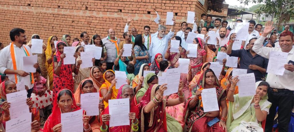 कांग्रेस पार्टी का शक्ति विधानसभा के तुर्रीधाम,बासिन सहित अनेकों गांव में हुआ वोट चोर गद्दी छोड़ हस्ताक्षर अभियान, कांग्रेस कार्यकर्ताओं का अभियान को लेकर उत्साह, सैकड़ो लोगों ने किया हस्ताक्षर, जिला कांग्रेस प्रतिनिधि ठाकुर गुलजार सिंह ने कहा-पूरे देश में अभियान को मिल रहा जनता का समर्थन कांग्रेस पार्टी का शक्ति विधानसभा के तुर्रीधाम,बासिन सहित अनेकों गांव में हुआ वोट चोर गद्दी छोड़ हस्ताक्षर अभियान, कांग्रेस कार्यकर्ताओं का अभियान को लेकर उत्साह, सैकड़ो लोगों ने किया हस्ताक्षर, जिला कांग्रेस प्रतिनिधि ठाकुर गुलजार सिंह ने कहा-पूरे देश में अभियान को मिल रहा जनता का समर्थन kshititech