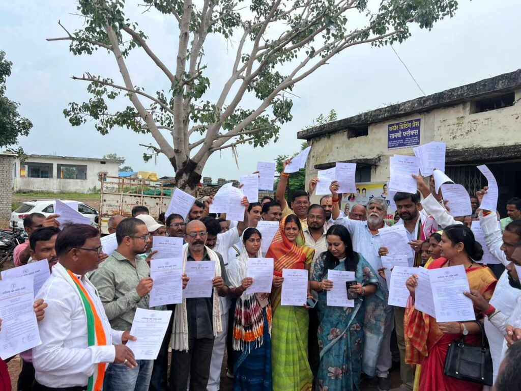 कांग्रेस पार्टी का शक्ति विधानसभा के तुर्रीधाम,बासिन सहित अनेकों गांव में हुआ वोट चोर गद्दी छोड़ हस्ताक्षर अभियान, कांग्रेस कार्यकर्ताओं का अभियान को लेकर उत्साह, सैकड़ो लोगों ने किया हस्ताक्षर, जिला कांग्रेस प्रतिनिधि ठाकुर गुलजार सिंह ने कहा-पूरे देश में अभियान को मिल रहा जनता का समर्थन कांग्रेस पार्टी का शक्ति विधानसभा के तुर्रीधाम,बासिन सहित अनेकों गांव में हुआ वोट चोर गद्दी छोड़ हस्ताक्षर अभियान, कांग्रेस कार्यकर्ताओं का अभियान को लेकर उत्साह, सैकड़ो लोगों ने किया हस्ताक्षर, जिला कांग्रेस प्रतिनिधि ठाकुर गुलजार सिंह ने कहा-पूरे देश में अभियान को मिल रहा जनता का समर्थन kshititech