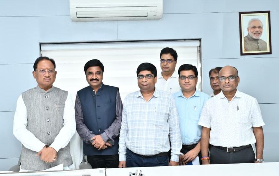 जनसंपर्क विभाग के अधिकारी से गाली गलौज एवं धमकी देने के मामले ने पकड़ा तूल,04 अज्ञात लोगों ने कार्यालय में घुस कर करी थी झूमा झटकी,मुख्यमंत्री से मिला छत्तीसगढ़ कर्मचारी-अधिकारी फेडरेशन और जनसंपर्क अधिकारी संघ, कार्रवाई नहीं होने पर आंदोलन की भी दी चेतावनी,CM साहब ने दिया आश्वाशन कहा नहीं बख्से जाएंगे मामले के दोषी जनसंपर्क विभाग के अधिकारी से गाली गलौज एवं धमकी देने के मामले ने पकड़ा तूल,04 अज्ञात लोगों ने कार्यालय में घुस कर करी थी झूमा झटकी,मुख्यमंत्री से मिला छत्तीसगढ़ कर्मचारी-अधिकारी फेडरेशन और जनसंपर्क अधिकारी संघ, कार्रवाई नहीं होने पर आंदोलन की भी दी चेतावनी,CM साहब ने दिया आश्वाशन कहा नहीं बख्से जाएंगे मामले के दोषी kshititech