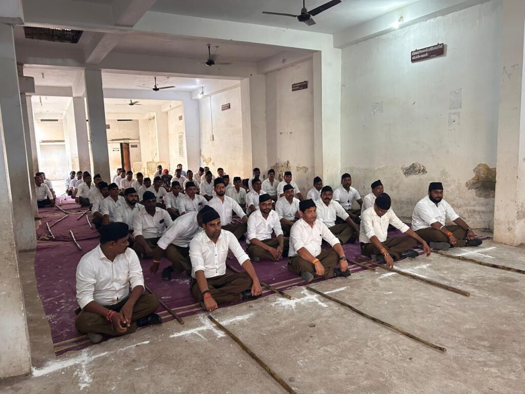 संघ के शताब्दी वर्ष पर बाराद्वार मंडल में विजयदशमी उत्सव का हुआ आयोजन, पथ संचलन भी हुआ संपन्न,बाराद्वार शहर वासियों ने किया स्वयंसेवकों का पुष्प वर्षा से स्वागत संघ के शताब्दी वर्ष पर बाराद्वार मंडल में विजयदशमी उत्सव का हुआ आयोजन, पथ संचलन भी हुआ संपन्न,बाराद्वार शहर वासियों ने किया स्वयंसेवकों का पुष्प वर्षा से स्वागत kshititech