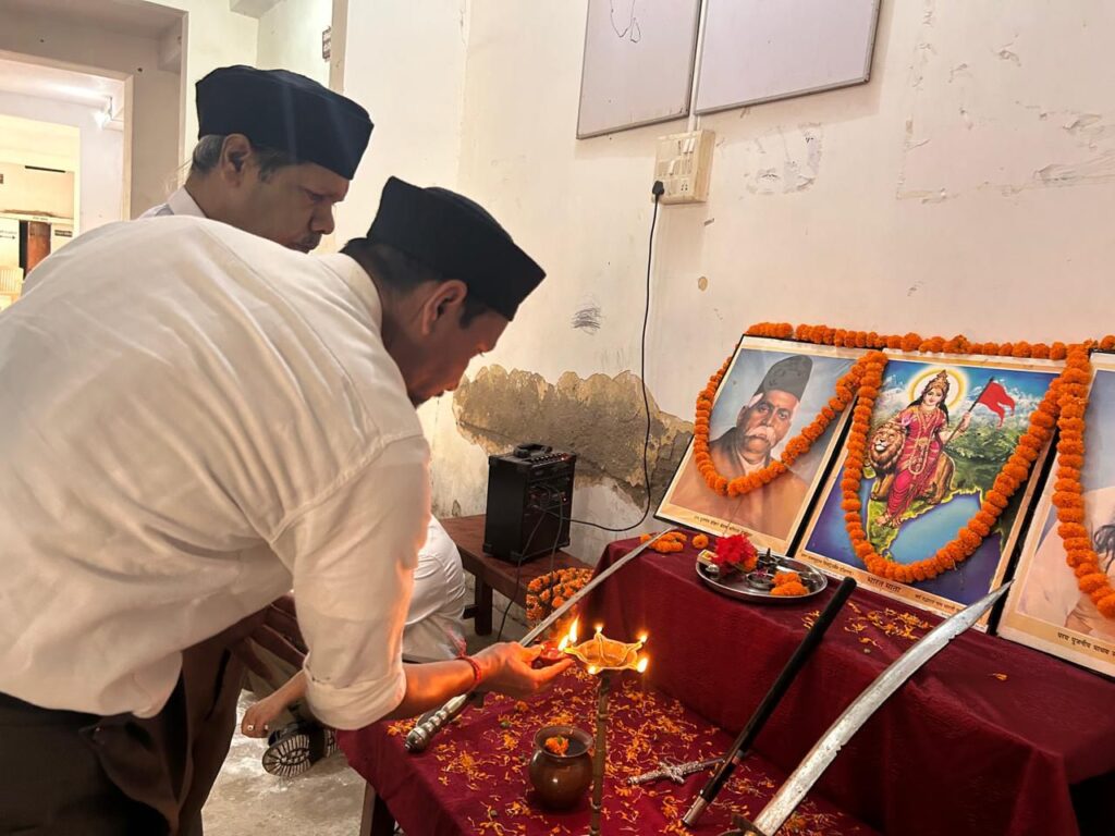 संघ के शताब्दी वर्ष पर बाराद्वार मंडल में विजयदशमी उत्सव का हुआ आयोजन, पथ संचलन भी हुआ संपन्न,बाराद्वार शहर वासियों ने किया स्वयंसेवकों का पुष्प वर्षा से स्वागत संघ के शताब्दी वर्ष पर बाराद्वार मंडल में विजयदशमी उत्सव का हुआ आयोजन, पथ संचलन भी हुआ संपन्न,बाराद्वार शहर वासियों ने किया स्वयंसेवकों का पुष्प वर्षा से स्वागत kshititech