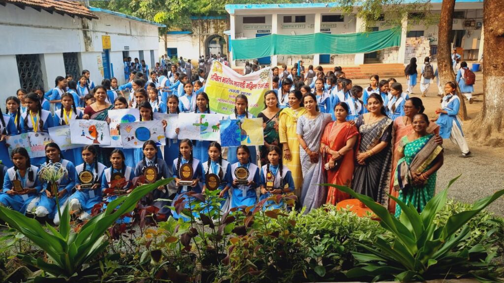 विद्यालय के बच्चों के बीच आयोजन- पर्यावरण संरक्षण एवं पाश्चात्य संस्कृति पर चित्रकला तथा निबंध प्रतियोगिता का हुआ आयोजन, अखिल भारतीय मारवाड़ी महिला सम्मेलन की शक्ति शाखा ने करी पहला, शहर के शासकीय कन्या विद्यालय में हुई प्रतिस्पर्धा विद्यालय के बच्चों के बीच आयोजन- पर्यावरण संरक्षण एवं पाश्चात्य संस्कृति पर चित्रकला तथा निबंध प्रतियोगिता का हुआ आयोजन, अखिल भारतीय मारवाड़ी महिला सम्मेलन की शक्ति शाखा ने करी पहला, शहर के शासकीय कन्या विद्यालय में हुई प्रतिस्पर्धा kshititech