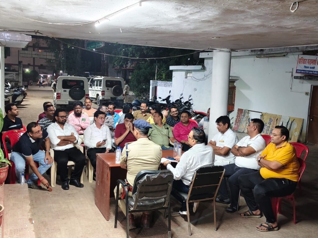 एडिशनल एसपी साहब की मौजूदगी में शक्ति थाने में हुई शांति समिति की बैठक, दीपावली पर्व पर व्यापारियों से किया गया निवेदन- सड़कों पर जाम की स्थिति से बचाने दुकानों के सामने ना करवाये अनावश्यक पार्किंग, नगर पालिका अध्यक्ष श्यामसुंदर अग्रवाल ने भी स्ट्रीट लाइट एवं साफ सफाई की व्यवस्था दुरुस्त करने की जानकारी, शक्ति शहर में रात 10:00 के बाद खुलेगी नो एंट्री एडिशनल एसपी साहब की मौजूदगी में शक्ति थाने में हुई शांति समिति की बैठक, दीपावली पर्व पर व्यापारियों से किया गया निवेदन- सड़कों पर जाम की स्थिति से बचाने दुकानों के सामने ना करवाये अनावश्यक पार्किंग, नगर पालिका अध्यक्ष श्यामसुंदर अग्रवाल ने भी स्ट्रीट लाइट एवं साफ सफाई की व्यवस्था दुरुस्त करने की जानकारी, शक्ति शहर में रात 10:00 के बाद खुलेगी नो एंट्री kshititech