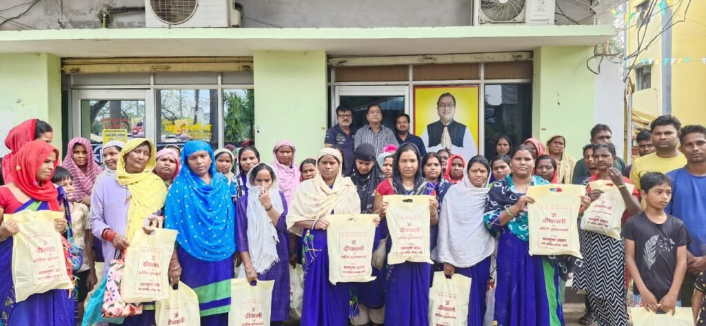 नगर पालिका की स्वच्छता दीदियों एवं कर्मचारियों को अध्यक्ष महोदय ने दिया दीपावली का तोहफा, स्वयं अपने हाथों से मिठाइयां एवं खुशियां दी श्यामसुंदर अग्रवाल ने kshititech