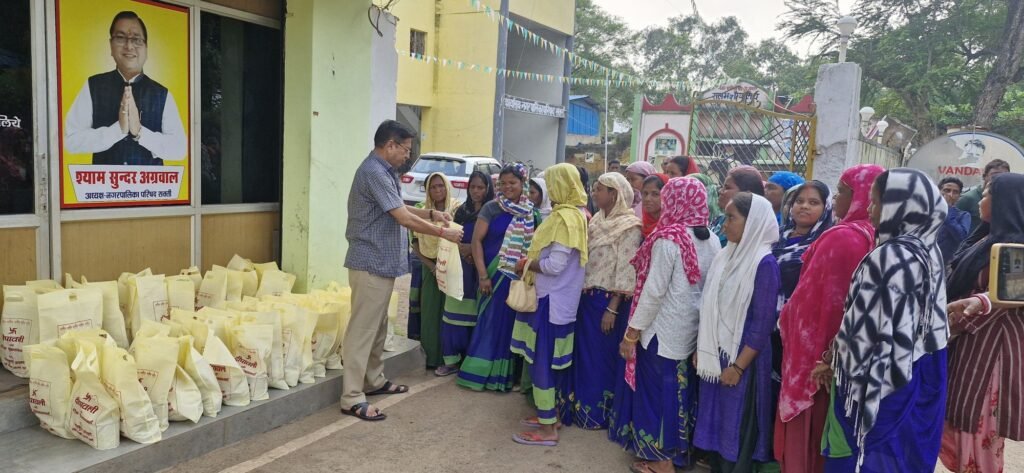 नगर पालिका की स्वच्छता दीदियों एवं कर्मचारियों को अध्यक्ष महोदय ने दिया दीपावली का तोहफा, स्वयं अपने हाथों से मिठाइयां एवं खुशियां दी श्यामसुंदर अग्रवाल ने kshititech