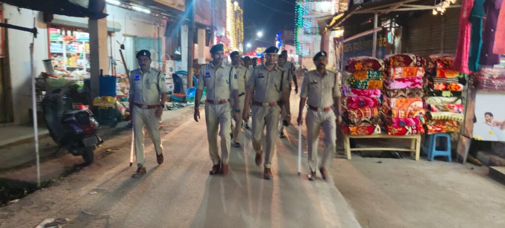 शक्ति पुलिस ने दीपावली पर्व पर शहर एवं आम जनता की सुरक्षा के लिए करी गश्त एवम शहर में पैदल मार्च पर निकली पुलिस टीम,विभिन्न चौक-चौराहों में लगातार पुलिस की हो रही पेट्रोलिंग,TI लखन पटेल ने कहा- दीपावली पर्व पर विशेष चौकसी है पुलिस की शक्ति पुलिस ने दीपावली पर्व पर शहर एवं आम जनता की सुरक्षा के लिए करी गश्त एवम शहर में पैदल मार्च पर निकली पुलिस टीम,विभिन्न चौक-चौराहों में लगातार पुलिस की हो रही पेट्रोलिंग,TI लखन पटेल ने कहा- दीपावली पर्व पर विशेष चौकसी है पुलिस की kshititech