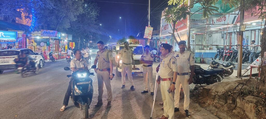 शक्ति पुलिस ने दीपावली पर्व पर शहर एवं आम जनता की सुरक्षा के लिए करी गश्त एवम शहर में पैदल मार्च पर निकली पुलिस टीम,विभिन्न चौक-चौराहों में लगातार पुलिस की हो रही पेट्रोलिंग,TI लखन पटेल ने कहा- दीपावली पर्व पर विशेष चौकसी है पुलिस की शक्ति पुलिस ने दीपावली पर्व पर शहर एवं आम जनता की सुरक्षा के लिए करी गश्त एवम शहर में पैदल मार्च पर निकली पुलिस टीम,विभिन्न चौक-चौराहों में लगातार पुलिस की हो रही पेट्रोलिंग,TI लखन पटेल ने कहा- दीपावली पर्व पर विशेष चौकसी है पुलिस की kshititech