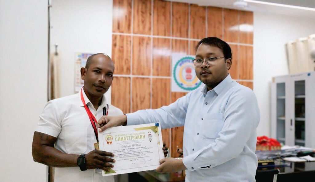 शक्ति जिले का गौरव बना गुरुवचन सिंह,कलेक्टर कार्यालय में कर्मचारी है गुरुवचन, पावरलिफ्टिंग में हासिल किया गोल्ड मेडल, कलेक्टर टोपनो साहब ने किया सम्मानित, कलेक्टर तोपनो साहब ने कहा- दृढ़ इच्छा शक्ति हो तो सफलता की मंजिल होती है करीब kshititech