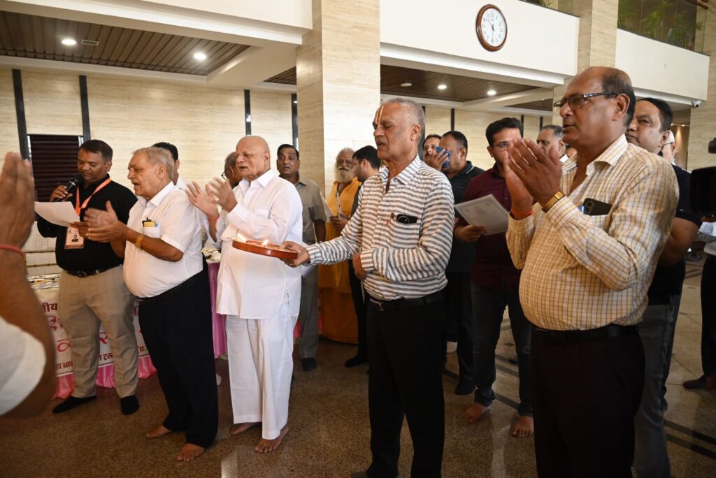 प्रथम एवं सफल आयोजन- रायगढ़ के वैवाहिक परिचय सम्मेलन में प्रथम दिवस 75 यूवको एवं 15 युवती प्रत्याशियों का हुआ परिचय, श्री अग्रोहा धाम चैरिटेबल ट्रस्ट ने किया था आयोजन, कार्यक्रम संयोजक दीपक डोरा ने कहा- उड़ीसा, छत्तीसगढ़ सहित पांच राज्यों से शामिल हुए समाज बंधु, 26 अक्टूबर को भी जारी रहेगा परिचय सम्मेलन, देर शाम होगा दीपावली मिलन का कार्यक्रम प्रथम एवं सफल आयोजन- रायगढ़ के वैवाहिक परिचय सम्मेलन में प्रथम दिवस 75 यूवको एवं 15 युवती प्रत्याशियों का हुआ परिचय, श्री अग्रोहा धाम चैरिटेबल ट्रस्ट ने किया था आयोजन, कार्यक्रम संयोजक दीपक डोरा ने कहा- उड़ीसा, छत्तीसगढ़ सहित पांच राज्यों से शामिल हुए समाज बंधु, 26 अक्टूबर को भी जारी रहेगा परिचय सम्मेलन, देर शाम होगा दीपावली मिलन का कार्यक्रम kshititech