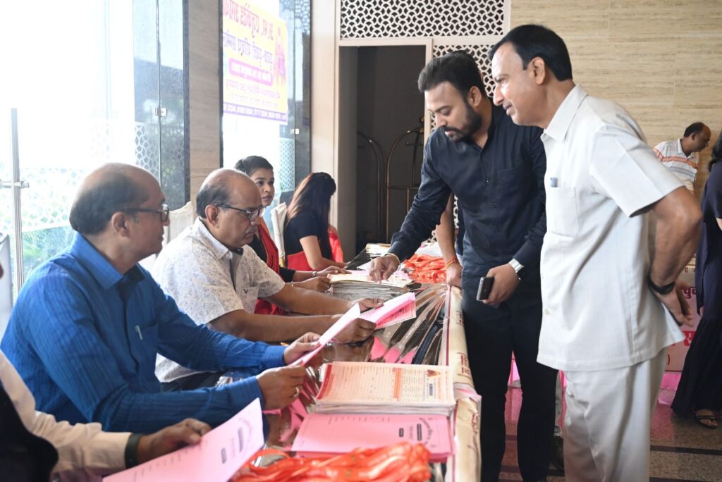 प्रथम एवं सफल आयोजन- रायगढ़ के वैवाहिक परिचय सम्मेलन में प्रथम दिवस 75 यूवको एवं 15 युवती प्रत्याशियों का हुआ परिचय, श्री अग्रोहा धाम चैरिटेबल ट्रस्ट ने किया था आयोजन, कार्यक्रम संयोजक दीपक डोरा ने कहा- उड़ीसा, छत्तीसगढ़ सहित पांच राज्यों से शामिल हुए समाज बंधु, 26 अक्टूबर को भी जारी रहेगा परिचय सम्मेलन, देर शाम होगा दीपावली मिलन का कार्यक्रम प्रथम एवं सफल आयोजन- रायगढ़ के वैवाहिक परिचय सम्मेलन में प्रथम दिवस 75 यूवको एवं 15 युवती प्रत्याशियों का हुआ परिचय, श्री अग्रोहा धाम चैरिटेबल ट्रस्ट ने किया था आयोजन, कार्यक्रम संयोजक दीपक डोरा ने कहा- उड़ीसा, छत्तीसगढ़ सहित पांच राज्यों से शामिल हुए समाज बंधु, 26 अक्टूबर को भी जारी रहेगा परिचय सम्मेलन, देर शाम होगा दीपावली मिलन का कार्यक्रम kshititech