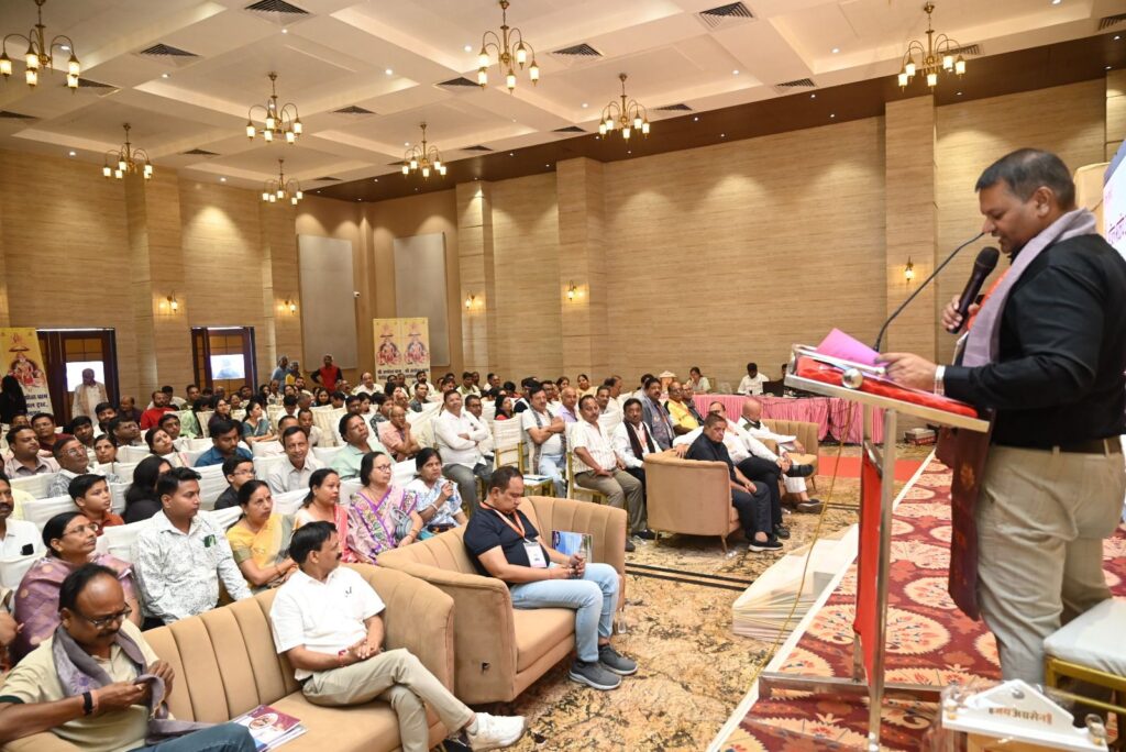 प्रथम एवं सफल आयोजन- रायगढ़ के वैवाहिक परिचय सम्मेलन में प्रथम दिवस 75 यूवको एवं 15 युवती प्रत्याशियों का हुआ परिचय, श्री अग्रोहा धाम चैरिटेबल ट्रस्ट ने किया था आयोजन, कार्यक्रम संयोजक दीपक डोरा ने कहा- उड़ीसा, छत्तीसगढ़ सहित पांच राज्यों से शामिल हुए समाज बंधु, 26 अक्टूबर को भी जारी रहेगा परिचय सम्मेलन, देर शाम होगा दीपावली मिलन का कार्यक्रम प्रथम एवं सफल आयोजन- रायगढ़ के वैवाहिक परिचय सम्मेलन में प्रथम दिवस 75 यूवको एवं 15 युवती प्रत्याशियों का हुआ परिचय, श्री अग्रोहा धाम चैरिटेबल ट्रस्ट ने किया था आयोजन, कार्यक्रम संयोजक दीपक डोरा ने कहा- उड़ीसा, छत्तीसगढ़ सहित पांच राज्यों से शामिल हुए समाज बंधु, 26 अक्टूबर को भी जारी रहेगा परिचय सम्मेलन, देर शाम होगा दीपावली मिलन का कार्यक्रम kshititech