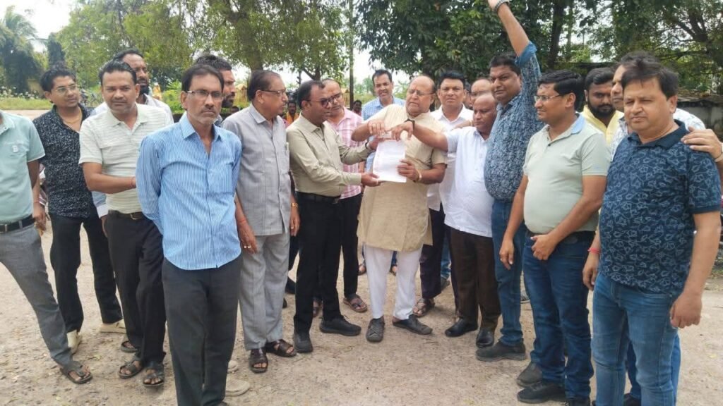 अमित बघेल तेरी दादागिरी नहीं चलेगी के नारों के साथ बाराद्वार की अग्रवाल सेवा समिति ने पुलिस थाने में दिया ज्ञापन, डॉक्टर श्यामा प्रसाद मुखर्जी अमर रहे के नारे भी लगाए समाज बंधुओ ने, अध्यक्ष पवन मोदी के नेतृत्व में दिया गया ज्ञापन, बाराद्वार थाने के टी आई नरेंद्र यादव ने स्वयं थाने से बाहर आकर लिया ज्ञापन kshititech