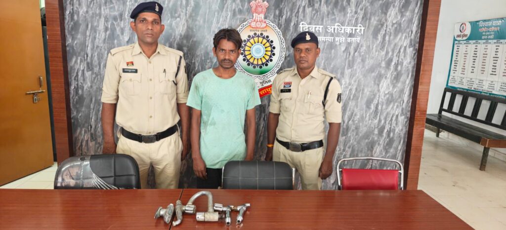 सक्ति के सरकारी अस्पताल में महंगी नलो की चोरी का प्रयास करने वाला आरोपी गिरफ्तार,सक्ति पुलिस की सफलता सक्ति के सरकारी अस्पताल में महंगी नलो की चोरी का प्रयास करने वाला आरोपी गिरफ्तार,सक्ति पुलिस की सफलता kshititech