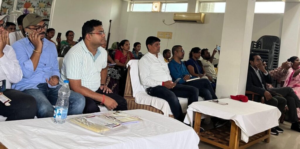 पारंपरिक कारीगरों को डिजिटल बाजार से जोड़ने जिला उद्योग एवं व्यापार केंद्र ने करीब अनुकरणीय पहल, शक्ति के गिरिराज रेन बसेरा में 6 अक्टूबर को हुई एक दिवसीय कार्यशाला, जिला महाप्रबंधक शोभेंद्र नायक सहित उपस्थित वक्ताओं ने दी जानकारी पारंपरिक कारीगरों को डिजिटल बाजार से जोड़ने जिला उद्योग एवं व्यापार केंद्र ने करीब अनुकरणीय पहल, शक्ति के गिरिराज रेन बसेरा में 6 अक्टूबर को हुई एक दिवसीय कार्यशाला, जिला महाप्रबंधक शोभेंद्र नायक सहित उपस्थित वक्ताओं ने दी जानकारी kshititech