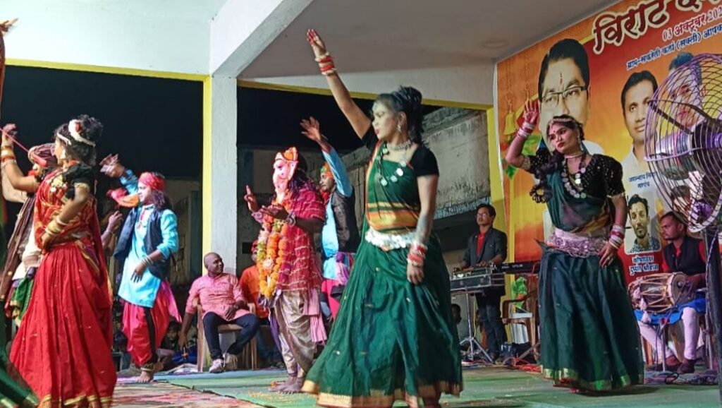 ऐतिहासिक दशहरा मेला- सकरेली कला में विराट दशहरा मेला का हुआ आयोजन,आतिशबाजी के साथ हुआ रावण के पुतले का दहन,लोक कला मंच की प्रस्तुति पर दर्शक हुए मंत्रमुग्ध, सामाजिक कार्यकर्ता रोशन पटेल ने खबर- असत्य पर सत्य की जीत का प्रतीक है दशहरा ऐतिहासिक दशहरा मेला- सकरेली कला में विराट दशहरा मेला का हुआ आयोजन,आतिशबाजी के साथ हुआ रावण के पुतले का दहन,लोक कला मंच की प्रस्तुति पर दर्शक हुए मंत्रमुग्ध, सामाजिक कार्यकर्ता रोशन पटेल ने खबर- असत्य पर सत्य की जीत का प्रतीक है दशहरा kshititech