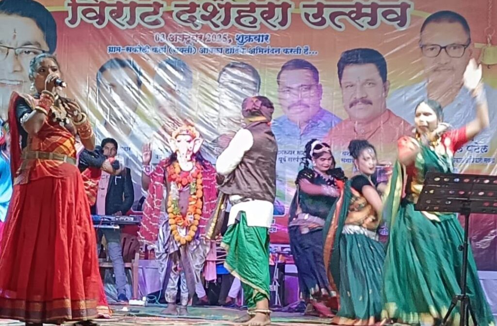 ऐतिहासिक दशहरा मेला- सकरेली कला में विराट दशहरा मेला का हुआ आयोजन,आतिशबाजी के साथ हुआ रावण के पुतले का दहन,लोक कला मंच की प्रस्तुति पर दर्शक हुए मंत्रमुग्ध, सामाजिक कार्यकर्ता रोशन पटेल ने खबर- असत्य पर सत्य की जीत का प्रतीक है दशहरा ऐतिहासिक दशहरा मेला- सकरेली कला में विराट दशहरा मेला का हुआ आयोजन,आतिशबाजी के साथ हुआ रावण के पुतले का दहन,लोक कला मंच की प्रस्तुति पर दर्शक हुए मंत्रमुग्ध, सामाजिक कार्यकर्ता रोशन पटेल ने खबर- असत्य पर सत्य की जीत का प्रतीक है दशहरा kshititech