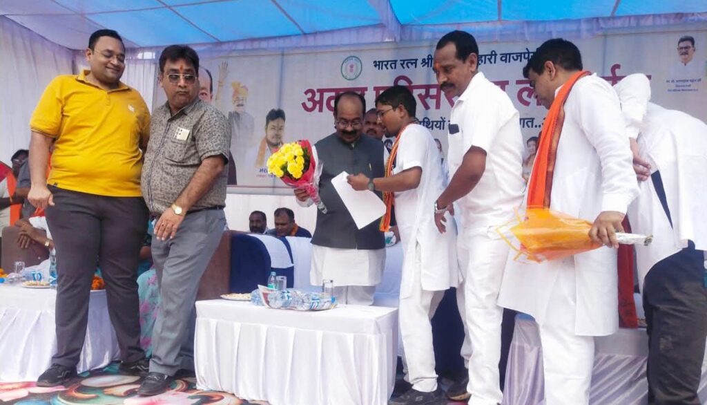 रंग लाएगी सरपंच जी की मेहनत- बस्ती बाराद्वार के सरपंच डॉ धीरेंद्र खुंटे ने करी लोक निर्माण मंत्री अरुण साव से मुलाकात,बस्ती बाराद्वार से बाराद्वार तक सीसी रोड एवं ग्राम पंचायत बस्ती बाराद्वार में नहर पार में सड़क डामरीकरण करने की करी मांग, मंत्री जी ने दिया आश्वासन रंग लाएगी सरपंच जी की मेहनत- बस्ती बाराद्वार के सरपंच डॉ धीरेंद्र खुंटे ने करी लोक निर्माण मंत्री अरुण साव से मुलाकात,बस्ती बाराद्वार से बाराद्वार तक सीसी रोड एवं ग्राम पंचायत बस्ती बाराद्वार में नहर पार में सड़क डामरीकरण करने की करी मांग, मंत्री जी ने दिया आश्वासन kshititech