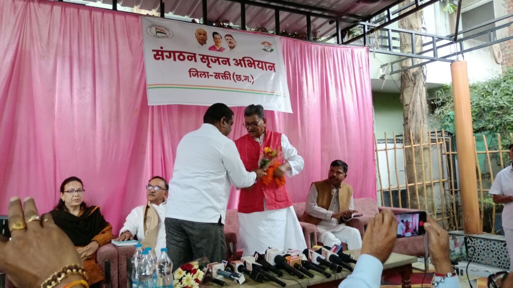 योग्य व्यक्ति के हाथों में होगी शक्ति जिले में कांग्रेस की कमान,अलीगढ़ से पधारे पूर्व विधायक ने किया स्पष्ट, कहा ईमानदार एवं सक्रिय लोगों को बनाया जाएगा जिला अध्यक्ष, नेता प्रतिपक्ष महंत ने भी इशारे इशारे में कहा- मेरी भी नहीं चलने वाली जिला अध्यक्ष चयन में योग्य व्यक्ति के हाथों में होगी शक्ति जिले में कांग्रेस की कमान,अलीगढ़ से पधारे पूर्व विधायक ने किया स्पष्ट, कहा ईमानदार एवं सक्रिय लोगों को बनाया जाएगा जिला अध्यक्ष, नेता प्रतिपक्ष महंत ने भी इशारे इशारे में कहा- मेरी भी नहीं चलने वाली जिला अध्यक्ष चयन में kshititech