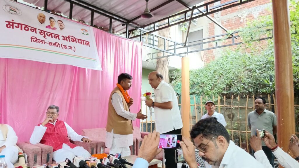 योग्य व्यक्ति के हाथों में होगी शक्ति जिले में कांग्रेस की कमान,अलीगढ़ से पधारे पूर्व विधायक ने किया स्पष्ट, कहा ईमानदार एवं सक्रिय लोगों को बनाया जाएगा जिला अध्यक्ष, नेता प्रतिपक्ष महंत ने भी इशारे इशारे में कहा- मेरी भी नहीं चलने वाली जिला अध्यक्ष चयन में योग्य व्यक्ति के हाथों में होगी शक्ति जिले में कांग्रेस की कमान,अलीगढ़ से पधारे पूर्व विधायक ने किया स्पष्ट, कहा ईमानदार एवं सक्रिय लोगों को बनाया जाएगा जिला अध्यक्ष, नेता प्रतिपक्ष महंत ने भी इशारे इशारे में कहा- मेरी भी नहीं चलने वाली जिला अध्यक्ष चयन में kshititech