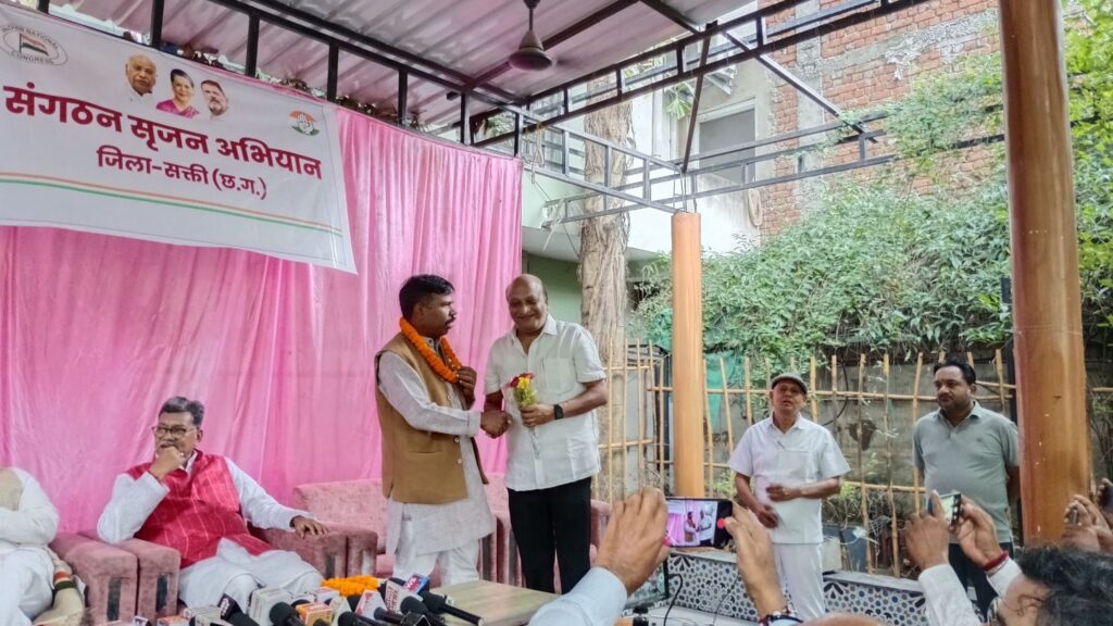 योग्य व्यक्ति के हाथों में होगी शक्ति जिले में कांग्रेस की कमान,अलीगढ़ से पधारे पूर्व विधायक ने किया स्पष्ट, कहा ईमानदार एवं सक्रिय लोगों को बनाया जाएगा जिला अध्यक्ष, नेता प्रतिपक्ष महंत ने भी इशारे इशारे में कहा- मेरी भी नहीं चलने वाली जिला अध्यक्ष चयन में योग्य व्यक्ति के हाथों में होगी शक्ति जिले में कांग्रेस की कमान,अलीगढ़ से पधारे पूर्व विधायक ने किया स्पष्ट, कहा ईमानदार एवं सक्रिय लोगों को बनाया जाएगा जिला अध्यक्ष, नेता प्रतिपक्ष महंत ने भी इशारे इशारे में कहा- मेरी भी नहीं चलने वाली जिला अध्यक्ष चयन में kshititech