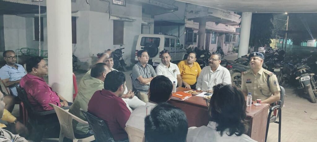 एडिशनल एसपी साहब की मौजूदगी में शक्ति थाने में हुई शांति समिति की बैठक, दीपावली पर्व पर व्यापारियों से किया गया निवेदन- सड़कों पर जाम की स्थिति से बचाने दुकानों के सामने ना करवाये अनावश्यक पार्किंग, नगर पालिका अध्यक्ष श्यामसुंदर अग्रवाल ने भी स्ट्रीट लाइट एवं साफ सफाई की व्यवस्था दुरुस्त करने की जानकारी, शक्ति शहर में रात 10:00 के बाद खुलेगी नो एंट्री एडिशनल एसपी साहब की मौजूदगी में शक्ति थाने में हुई शांति समिति की बैठक, दीपावली पर्व पर व्यापारियों से किया गया निवेदन- सड़कों पर जाम की स्थिति से बचाने दुकानों के सामने ना करवाये अनावश्यक पार्किंग, नगर पालिका अध्यक्ष श्यामसुंदर अग्रवाल ने भी स्ट्रीट लाइट एवं साफ सफाई की व्यवस्था दुरुस्त करने की जानकारी, शक्ति शहर में रात 10:00 के बाद खुलेगी नो एंट्री kshititech