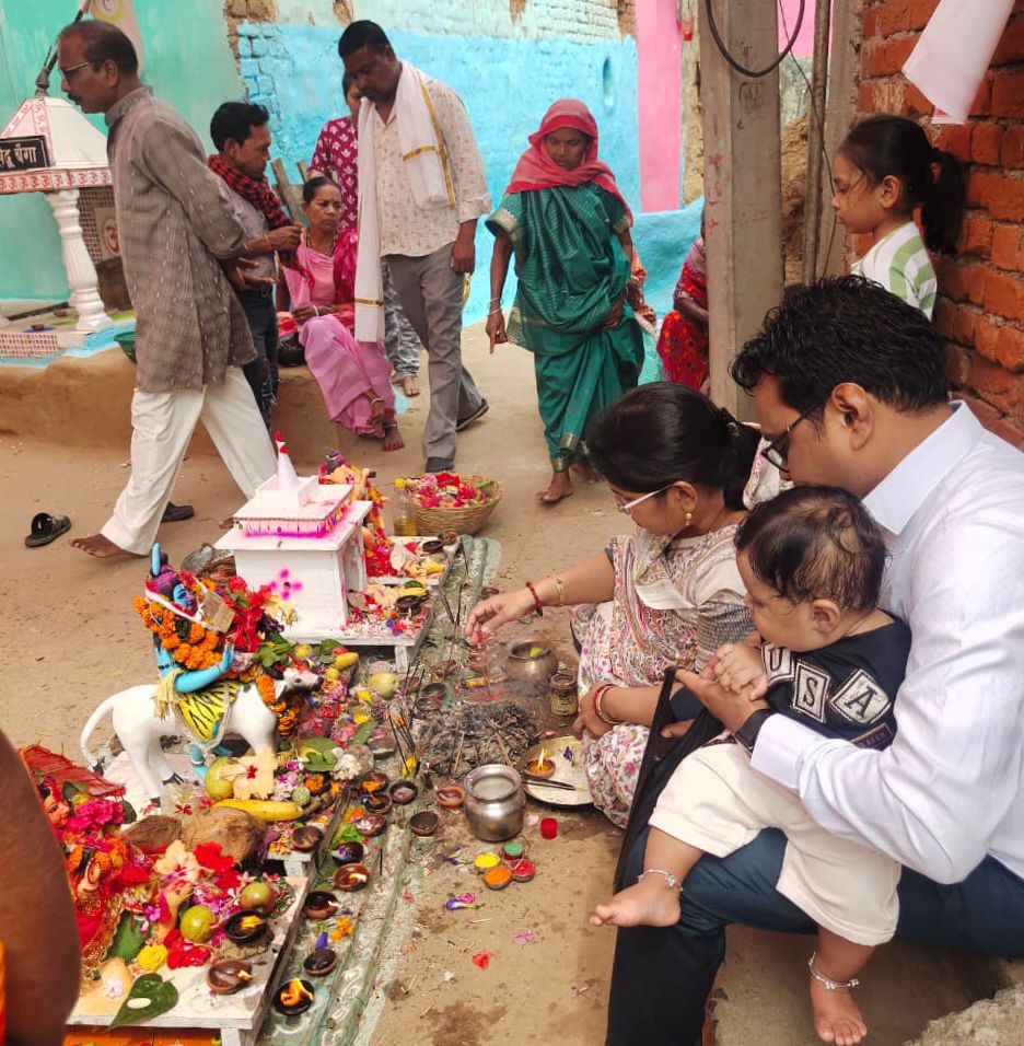 पोरथा गांव के खेदु बैगा चौक में दीपावली पर हुआ गौरा गौरी पूजा उत्सव का आयोजन, राठौर, साहू परिवार द्वारा दशकों से परंपरा का किया जा रहा निर्वहन, भगवान शिव जी की भी निकली बारात,डॉ. सूरज सिंह राठौर ने कहा- पूरे गांव में रहा भक्ति का माहौल पोरथा गांव के खेदु बैगा चौक में दीपावली पर हुआ गौरा गौरी पूजा उत्सव का आयोजन, राठौर, साहू परिवार द्वारा दशकों से परंपरा का किया जा रहा निर्वहन, भगवान शिव जी की भी निकली बारात,डॉ. सूरज सिंह राठौर ने कहा- पूरे गांव में रहा भक्ति का माहौल kshititech