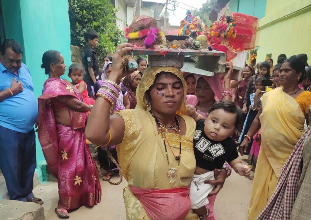 पोरथा गांव के खेदु बैगा चौक में दीपावली पर हुआ गौरा गौरी पूजा उत्सव का आयोजन, राठौर, साहू परिवार द्वारा दशकों से परंपरा का किया जा रहा निर्वहन, भगवान शिव जी की भी निकली बारात,डॉ. सूरज सिंह राठौर ने कहा- पूरे गांव में रहा भक्ति का माहौल पोरथा गांव के खेदु बैगा चौक में दीपावली पर हुआ गौरा गौरी पूजा उत्सव का आयोजन, राठौर, साहू परिवार द्वारा दशकों से परंपरा का किया जा रहा निर्वहन, भगवान शिव जी की भी निकली बारात,डॉ. सूरज सिंह राठौर ने कहा- पूरे गांव में रहा भक्ति का माहौल kshititech