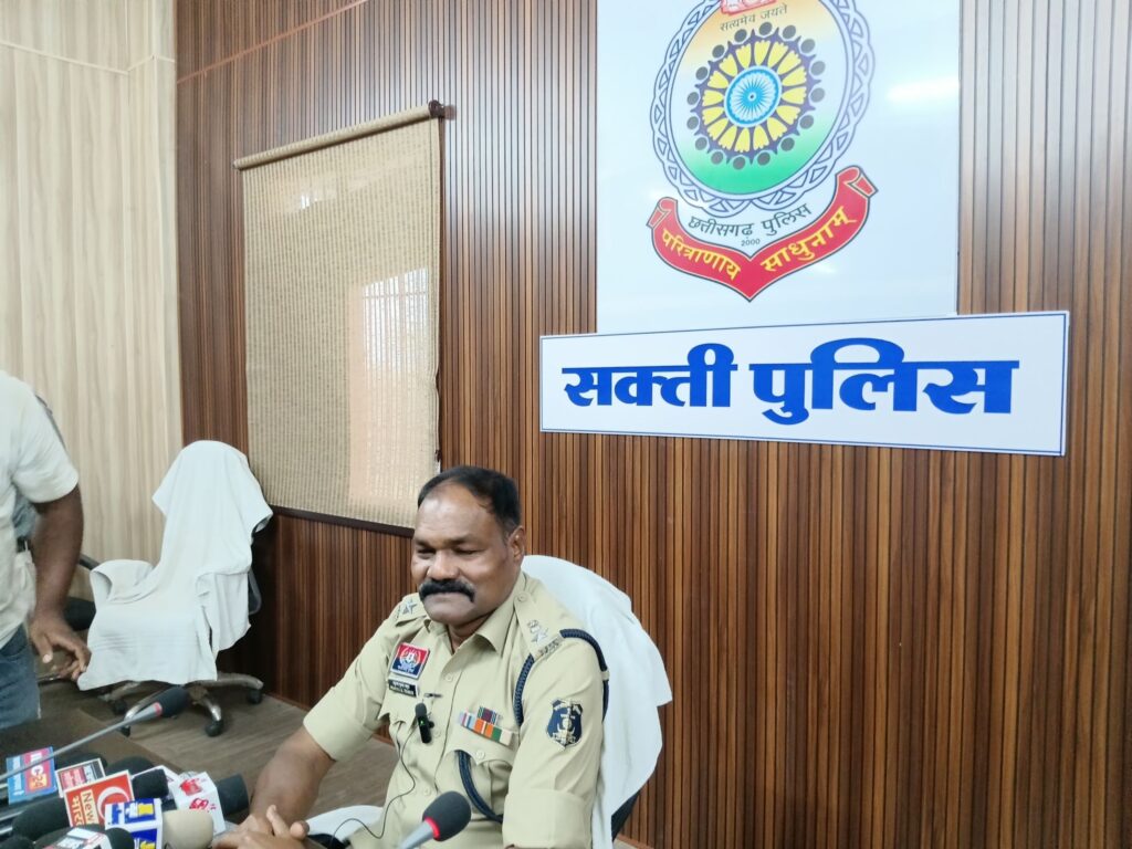 आम नागरिकों से छत्तीसगढ़ी भाषा में बात करना ही मेरी होगी प्राथमिकता-SP प्रफुल्ल ठाकुर, शक्ति के नए पुलिस कप्तान ठाकुर साहब ने संभाली कमान, प्रभार लेते ही पत्रकार वार्ता में कहा- शक्ति जिले से मेरा रहा है पुराना पारिवारिक नाता, पुलिस बल की कमी दूर करने के लिए करेंगे प्रयास kshititech