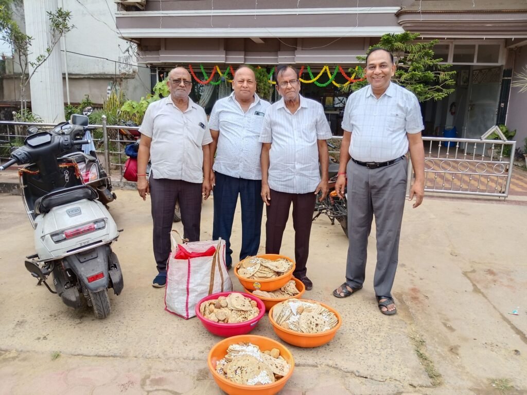 गौ सेवा के प्रति दिखी शहर में जागरूकता- गोपाष्टमी के मौके पर शक्ति में गौ सेवा के हुए कार्य,गिरिराज रेन बसेरा में सेवाभावी परिवारों ने भेजी रोटियां, रोटियां एवं गुड एकत्र कर गौ माताओ को किया गया अर्पित, गौ सेवा समिति ने भी किये विभिन्न आयोजन, सड़क दुर्घटनाओं से बचाने रेडियम पट्टी पहनाई गई गौ माताओ को kshititech