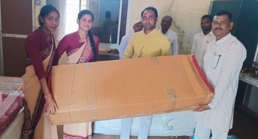 रायपुर के सामाजिक कार्यकर्ता दीपक कुमार बच्छानी द्वारा शक्ति जिले के ग्रामीण स्कूलों को दिया जा रहा निशुल्क कंप्यूटर सिस्टम एवं खेलकूद की सामग्रियां, ग्रामीण स्कूली बच्चों को भी मिलेगी अब डिजिटल शिक्षा, शंकर राव ने कहा- दीपक जी की यह पहल प्रशंसनीय kshititech