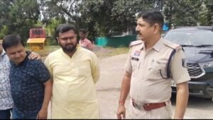 अमित बघेल तेरी दादागिरी नहीं चलेगी के नारों के साथ बाराद्वार की अग्रवाल सेवा समिति ने पुलिस थाने में दिया ज्ञापन, डॉक्टर श्यामा प्रसाद मुखर्जी अमर रहे के नारे भी लगाए समाज बंधुओ ने, अध्यक्ष पवन मोदी के नेतृत्व में दिया गया ज्ञापन, बाराद्वार थाने के टी आई नरेंद्र यादव ने स्वयं थाने से बाहर आकर लिया ज्ञापन kshititech