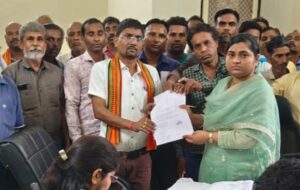 कटौती को लेकर किसानों में भारी आक्रोश- बस्ती बाराद्वार पंचायत के किसानों की धान गिरदौली में हुई कटौती, सरपंच डॉ धीरेंद्र कुमार खूंटे ने किसानों के साथ कलेक्टर एवं तहसीलदार को दिया ज्ञापन, समस्या हल न होने पर होगा चक्का जाम एवं जन आंदोलन कटौती को लेकर किसानों में भारी आक्रोश- बस्ती बाराद्वार पंचायत के किसानों की धान गिरदौली में हुई कटौती, सरपंच डॉ धीरेंद्र कुमार खूंटे ने किसानों के साथ कलेक्टर एवं तहसीलदार को दिया ज्ञापन, समस्या हल न होने पर होगा चक्का जाम एवं जन आंदोलन kshititech