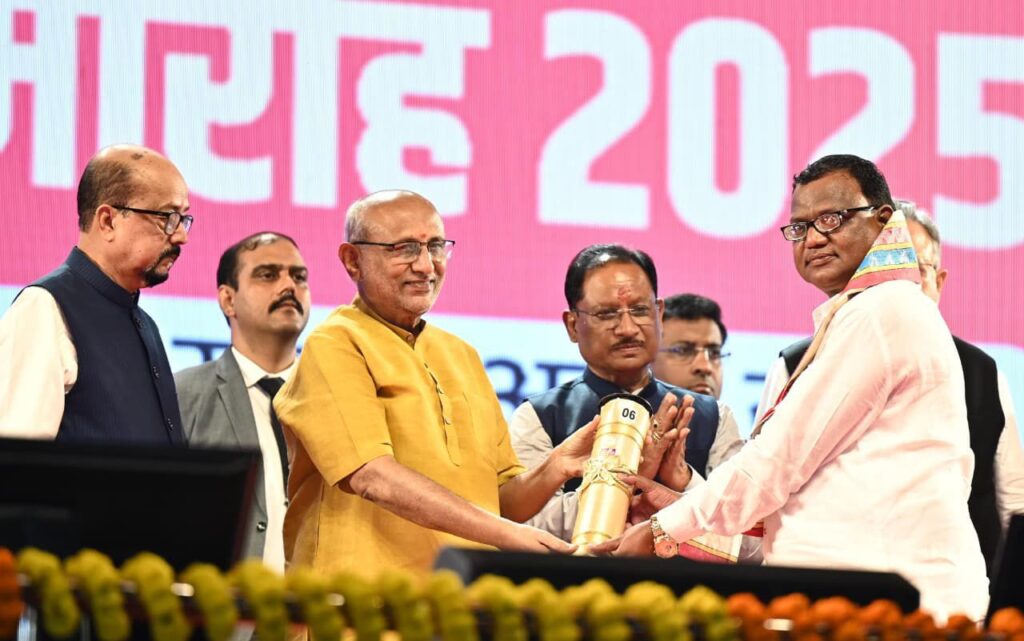 छत्तीसगढ़ की 34 हस्तियों को किया गया अलंकरण सम्मान 2025 से सम्मानित,प्रत्येक को दो-दो लाख रुपए की नगद राशि एवं स्मृति चिन्ह प्रदान किया छत्तीसगढ़ शासन ने, मौका था राज्योत्सव के समापन का, प्रदेश का सबसे बड़ा सम्मान समारोह था रायपुर में छत्तीसगढ़ की 34 हस्तियों को किया गया अलंकरण सम्मान 2025 से सम्मानित,प्रत्येक को दो-दो लाख रुपए की नगद राशि एवं स्मृति चिन्ह प्रदान किया छत्तीसगढ़ शासन ने, मौका था राज्योत्सव के समापन का, प्रदेश का सबसे बड़ा सम्मान समारोह था रायपुर में kshititech