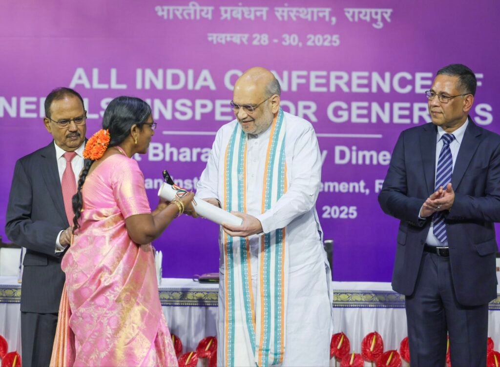 रायपुर में चल रहा पुलिस विभाग का राष्ट्रीय स्तर का सबसे बड़ा सम्मेलन, प्रधानमंत्री मोदी एवं अमित शाह कर रहे हैं सम्मेलन को संबोधित, देश के तीन अच्छे पुलिस स्टेशनों को किया गया सम्मानित, गृह मंत्री शाह ने कहा-पुलिसिंग रोड मैप तैयार करने में यह सम्मेलन कारगर kshititech