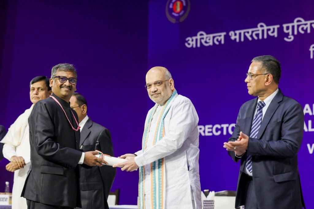 रायपुर में चल रहा पुलिस विभाग का राष्ट्रीय स्तर का सबसे बड़ा सम्मेलन, प्रधानमंत्री मोदी एवं अमित शाह कर रहे हैं सम्मेलन को संबोधित, देश के तीन अच्छे पुलिस स्टेशनों को किया गया सम्मानित, गृह मंत्री शाह ने कहा-पुलिसिंग रोड मैप तैयार करने में यह सम्मेलन कारगर kshititech