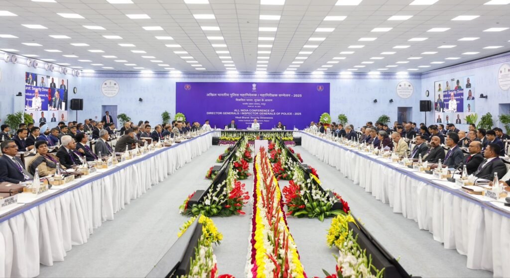 रायपुर में चल रहा पुलिस विभाग का राष्ट्रीय स्तर का सबसे बड़ा सम्मेलन, प्रधानमंत्री मोदी एवं अमित शाह कर रहे हैं सम्मेलन को संबोधित, देश के तीन अच्छे पुलिस स्टेशनों को किया गया सम्मानित, गृह मंत्री शाह ने कहा-पुलिसिंग रोड मैप तैयार करने में यह सम्मेलन कारगर kshititech