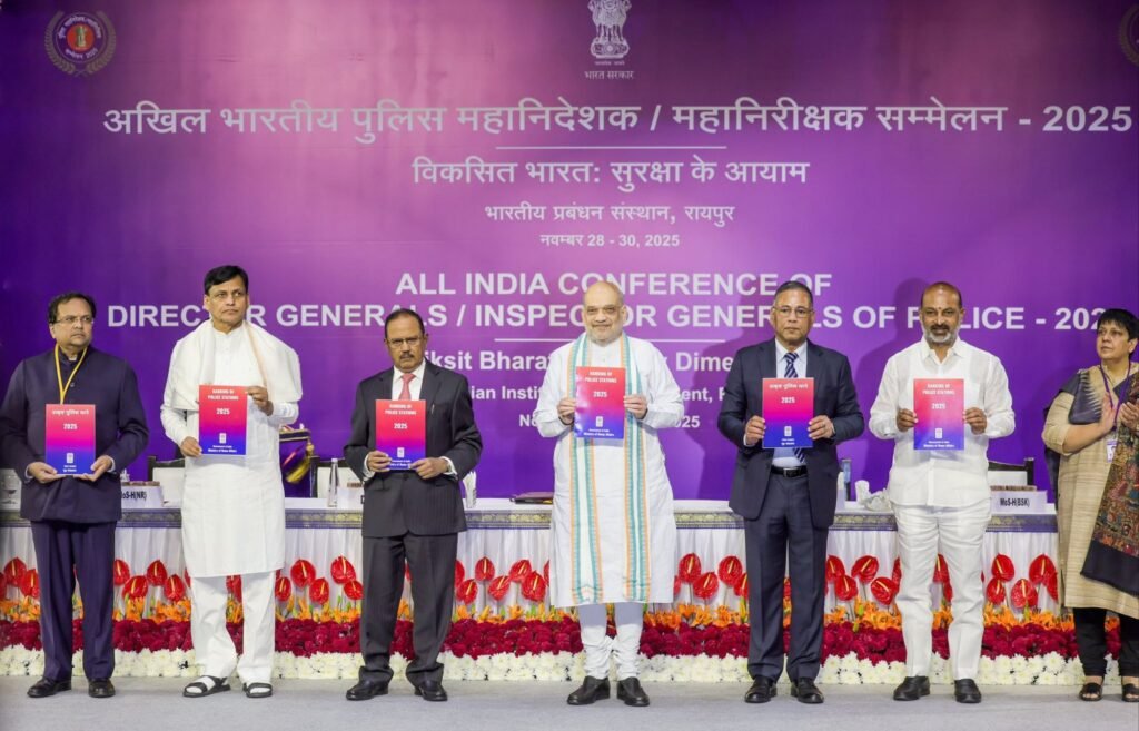 रायपुर में चल रहा पुलिस विभाग का राष्ट्रीय स्तर का सबसे बड़ा सम्मेलन, प्रधानमंत्री मोदी एवं अमित शाह कर रहे हैं सम्मेलन को संबोधित, देश के तीन अच्छे पुलिस स्टेशनों को किया गया सम्मानित, गृह मंत्री शाह ने कहा-पुलिसिंग रोड मैप तैयार करने में यह सम्मेलन कारगर kshititech