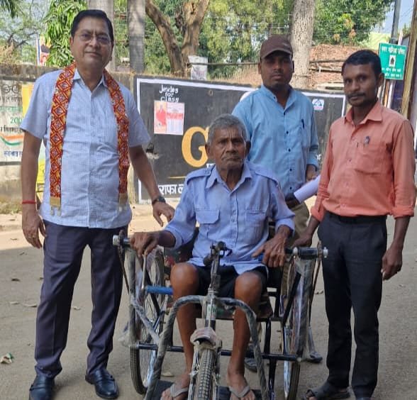 77 वर्षीय दिव्यांग को नगर पालिका अध्यक्ष श्यामसुंदर अग्रवाल ने दिलाई मोटरेट ट्राई साइकिल वाहन kshititech