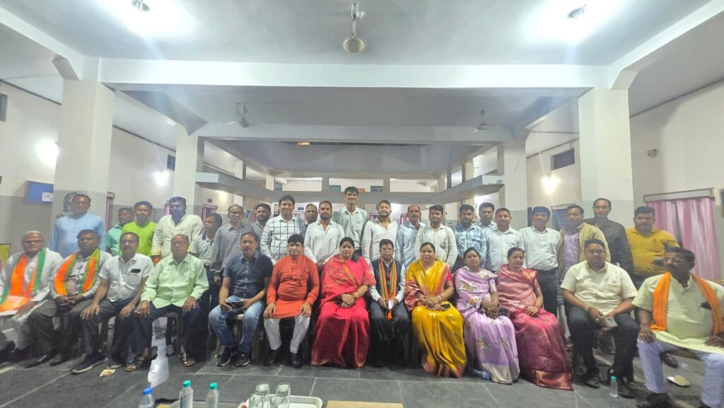 जिला साहू संघ शक्ति ने किया पूर्व विधायक एवं भाजपा पिछड़ा वर्ग मोर्चे के प्रदेश अध्यक्ष अशोक साहू का भव्य स्वागत, स्वागत कार्यक्रम में उपस्थित सांसद कमलेश जांगड़े ने भी साहू समाज को सहयोग करने का दिया आश्वासन जिला साहू संघ शक्ति ने किया पूर्व विधायक एवं भाजपा पिछड़ा वर्ग मोर्चे के प्रदेश अध्यक्ष अशोक साहू का भव्य स्वागत, स्वागत कार्यक्रम में उपस्थित सांसद कमलेश जांगड़े ने भी साहू समाज को सहयोग करने का दिया आश्वासन kshititech