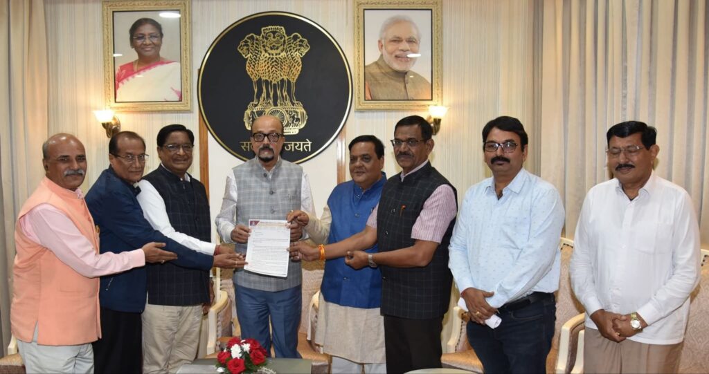 10 नवंबर को राजभवन रायपुर में छत्तीसगढ़ के राज्यपाल रमेंन डेका से मुलाकात की सर्व समाज के प्रतिनिधि मंडल ने,अमित बघेल मामले में तत्काल गिरफ्तारी करने की रखी मांग, आरोपियों के खिलाफ देशद्रोह की धाराओं के तहत कार्रवाई करने की रखी मांग, अग्रवाल समाज, सिंधी समाज, सकल दिगंबर जैन समाज, ब्राह्मण समाज सहित विभिन्न समाज प्रमुख रहे मौजूद kshititech