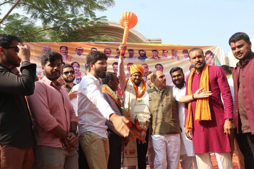 हजारों युवा पहुंचे सम्मेलन में- युवा मोर्चा अध्यक्ष राहुल टिकरिहा ने शक्ति आगमन पर शहर के सिद्ध हनुमान मंदिर में पहुंचकर टेका मत्था, शक्ति जिले के युवाओं ने किया अपने प्रदेश अध्यक्ष का अभूतपूर्व स्वागत राधाकृष्ण मंदिर में युवा सम्मेलन को संबोधित किया राहुल ने kshititech