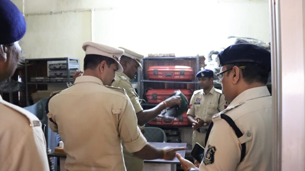 शक्ति जिले के एसपी ठाकुर ने किया रक्षित केंद्र एवं पुलिस थाना बाराद्वार का औचक निरीक्षण,बेहतर पुलिसिंग व्यवस्था को लेकर दिए थाना प्रभारी को निर्देश, आम जनता से सम्मानजनक व्यवहार करें पुलिस शक्ति जिले के एसपी ठाकुर ने किया रक्षित केंद्र एवं पुलिस थाना बाराद्वार का औचक निरीक्षण,बेहतर पुलिसिंग व्यवस्था को लेकर दिए थाना प्रभारी को निर्देश, आम जनता से सम्मानजनक व्यवहार करें पुलिस kshititech